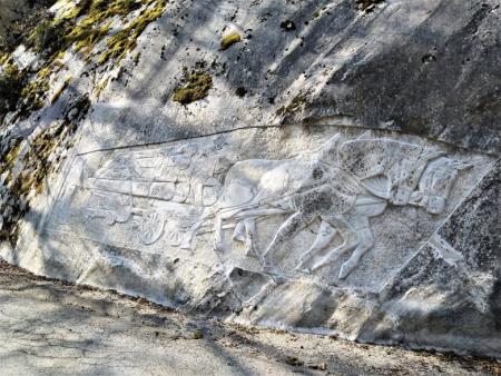 Na sliki je relief konjske vprege v Beli